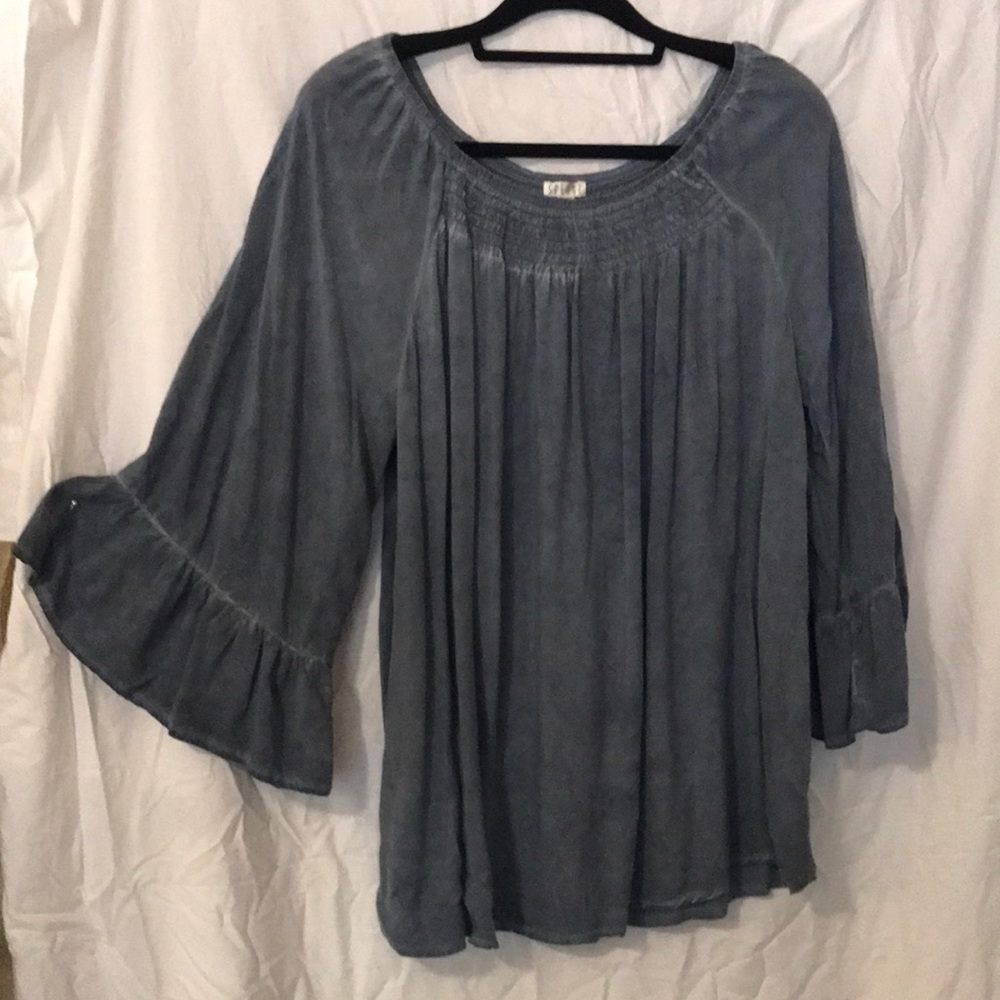 SPENSE top can be on or off shoulders